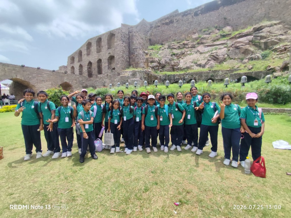 Students group photo at Golconda Fort at Vvyasa School